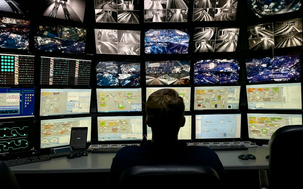Security Operations Center met monitoringschermen